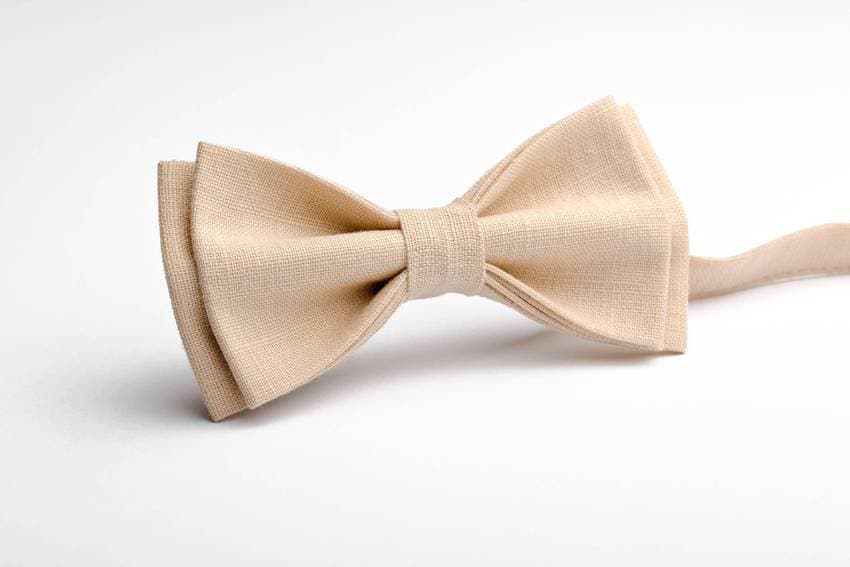 Classic sand bow tie in beige linen with a khaki tone, perfect for weddings, grooms, and rustic or shabby chic styles.